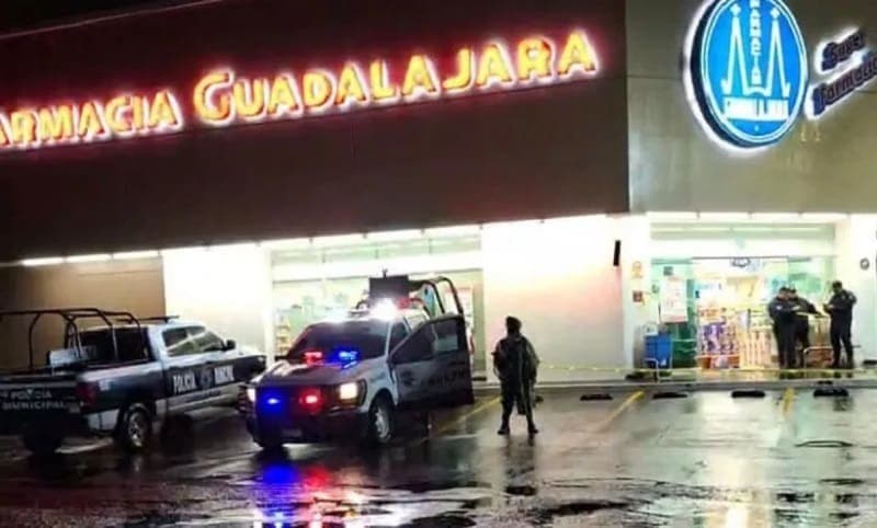 Video: Sujetos asesinan a una cajera de Farmacias Guadalajara en Uruapan, Michoacán