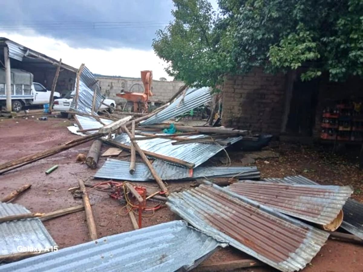 Impacta tornado en Almoloya, Hidalgo, y arrasa con techos de 15 viviendas