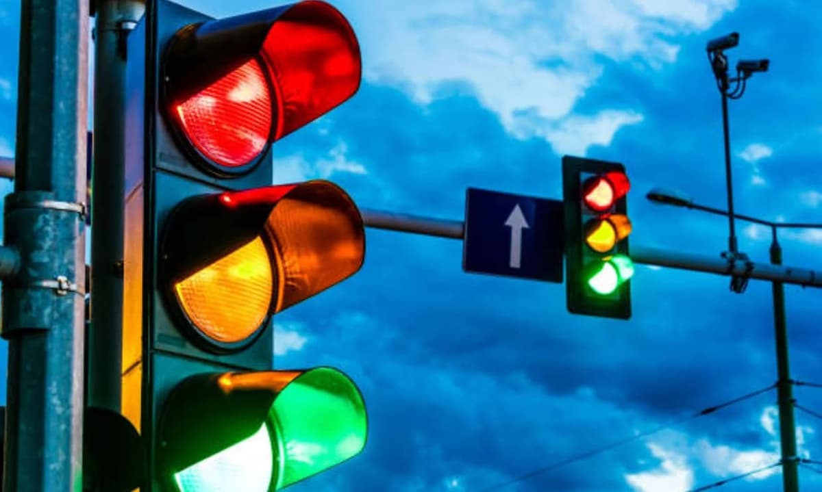 Pretenden sustituir la luz ámbar por blanca en semáforos para facilitar la inclusión de autos autónomos