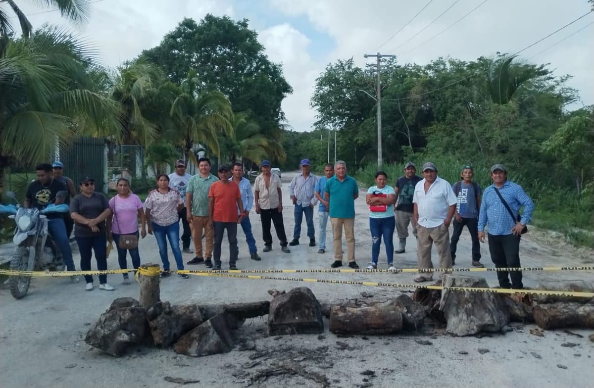 Hartos de promesas de la Sedena, bloquean sascabera y paralizan tramo siete del Tren Maya