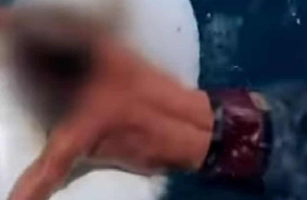 Hombre se queda dormido con flotador en la playa y despierta en mar abierto