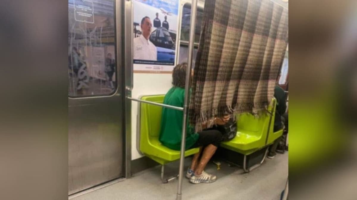 Usuario se hace viral al poner a secar su cobija en pleno vagón del Metro de CDMX