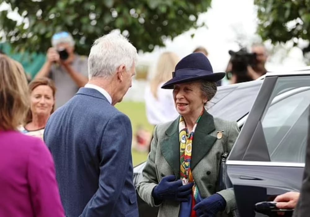 La princesa Ana hizo primera aparición pública tras accidente con un caballo