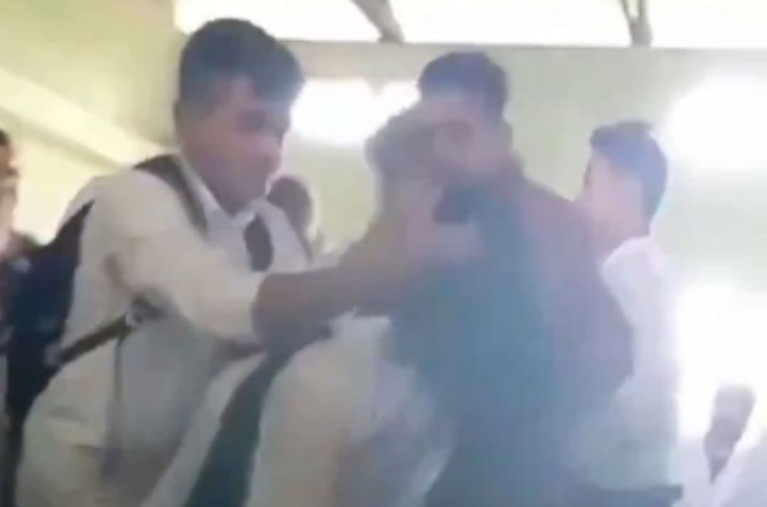 VIDEO: Circula en redes supuesto exorcismo a alumna en salón de clases