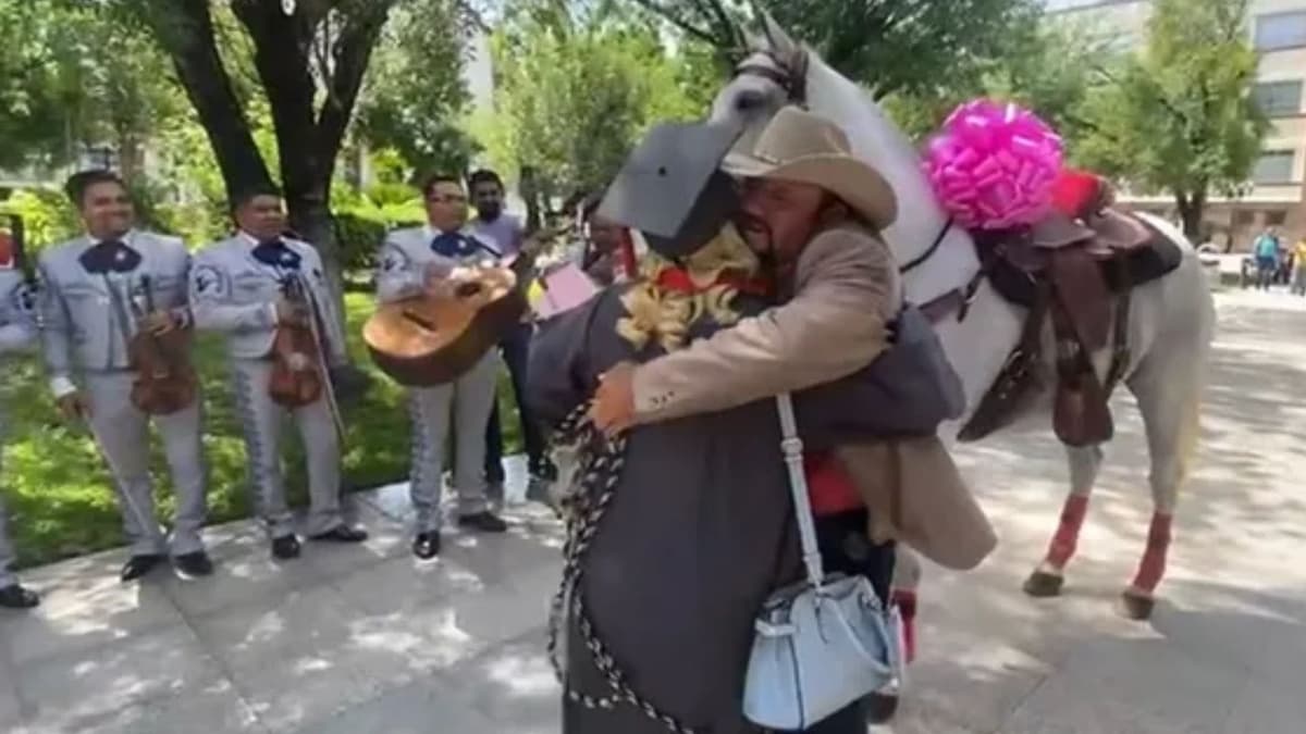 Tamaulipas: Hombre sorprende a su hija al regalarle un caballo tras graduarse de la universidad