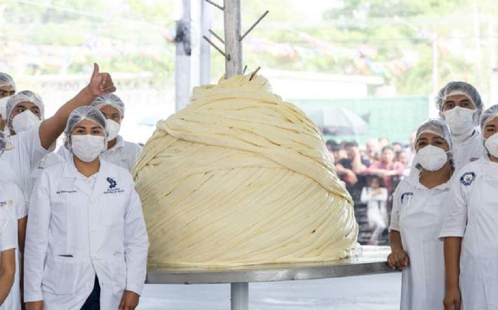 Oaxaca rompe récord Guinness con el quesillo más grande del mundo