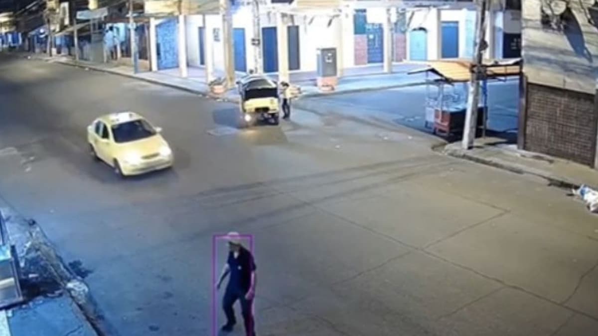 Sujeto se tropieza en la calle y le atropellan la cabeza