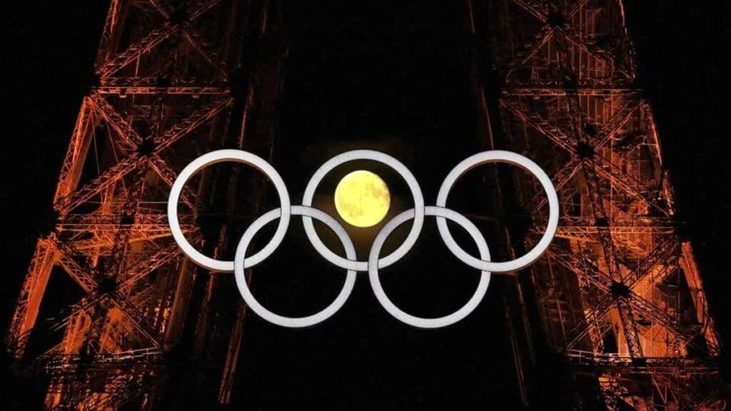 VIDEO: Así fue el sorprendente momento en que la luna se sincronizó con los aros olímpicos de la Torre Eiffel