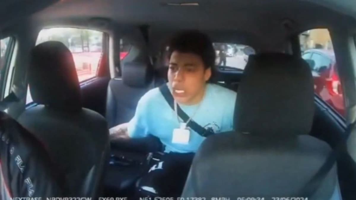 Agreden a sujeto a puñaladas al interior de un taxi y chofer no avanza hasta que le pague