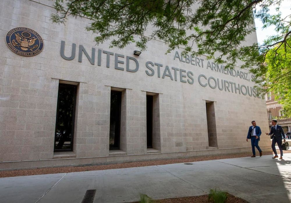 "El Mayo" Zambada aparece ante un juez en Texas con un suéter y en silla de ruedas