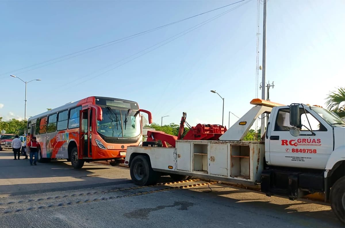 Video: Habilitan autobuses gratis en Cancún y retienen unidades abusivas; reculan transportistas