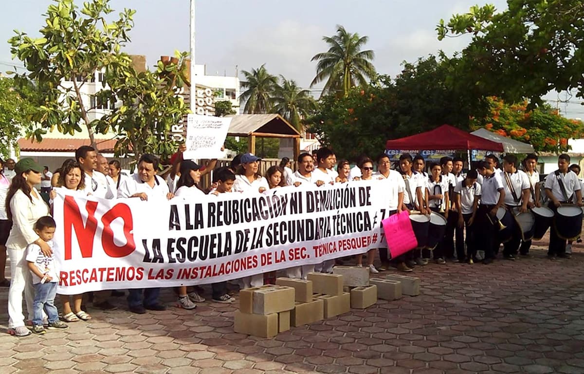 Rechazan cierre de secundaria a orilla del mar en Puerto Morelos; quieren acceso a la playa