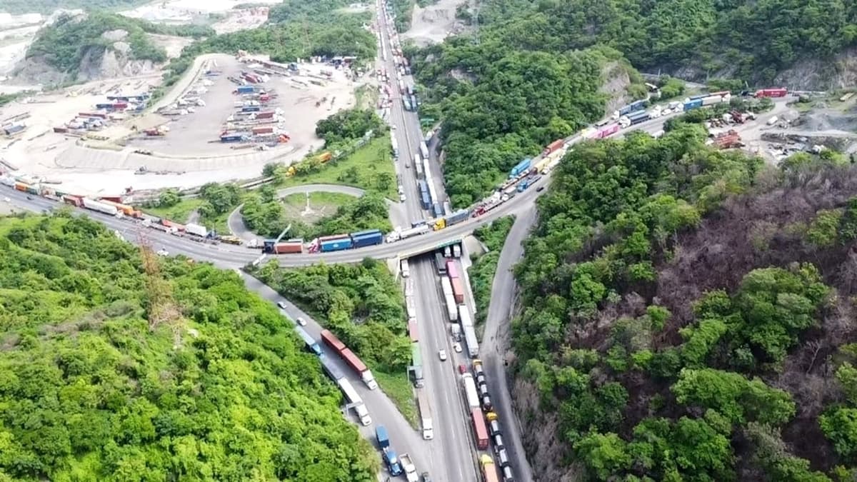 Colapsó Manzanillo por fila de tráileres de hasta 63 kilómetros tras falla en Aduanas