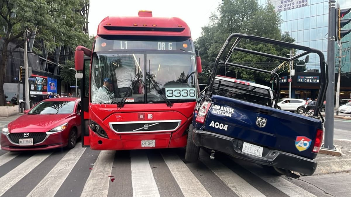 Patrulla se impacta contra unidad del Metrobús en CDMX