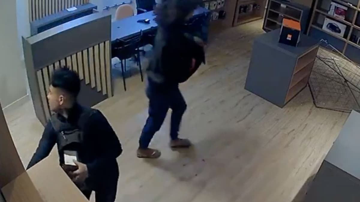 VIDEO: Captan a ladrones robando cajas de celulares vacías en una tienda y se vuelven la burla en internet