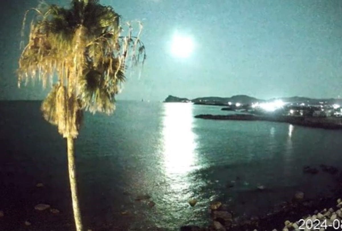 VIDEO: Captan la caída de un meteorito en Japón