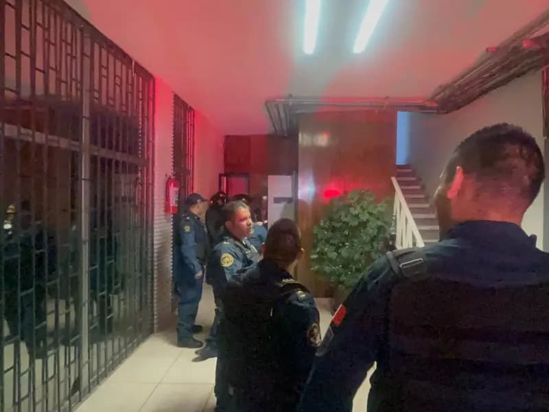 Hombre pierde la vida tras caer por el cubo de un elevador en un edificio de Coyoacán