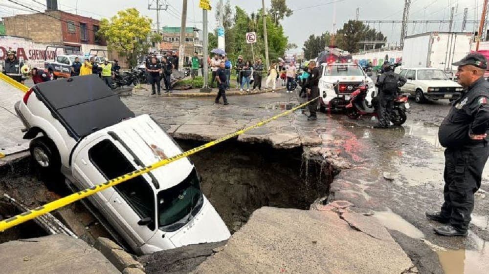 Cae camioneta en gran socavón en Ecatepec