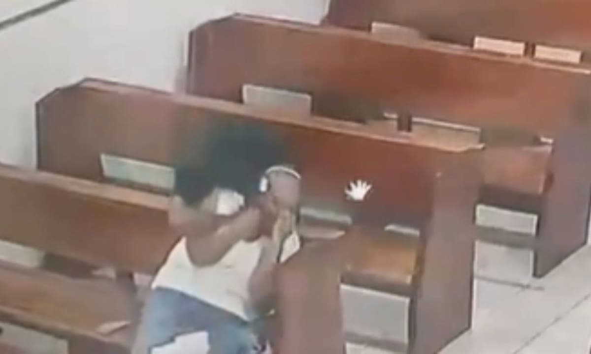 VIDEO: Hombre intenta asfixiar a una mujer para robarle en una iglesia