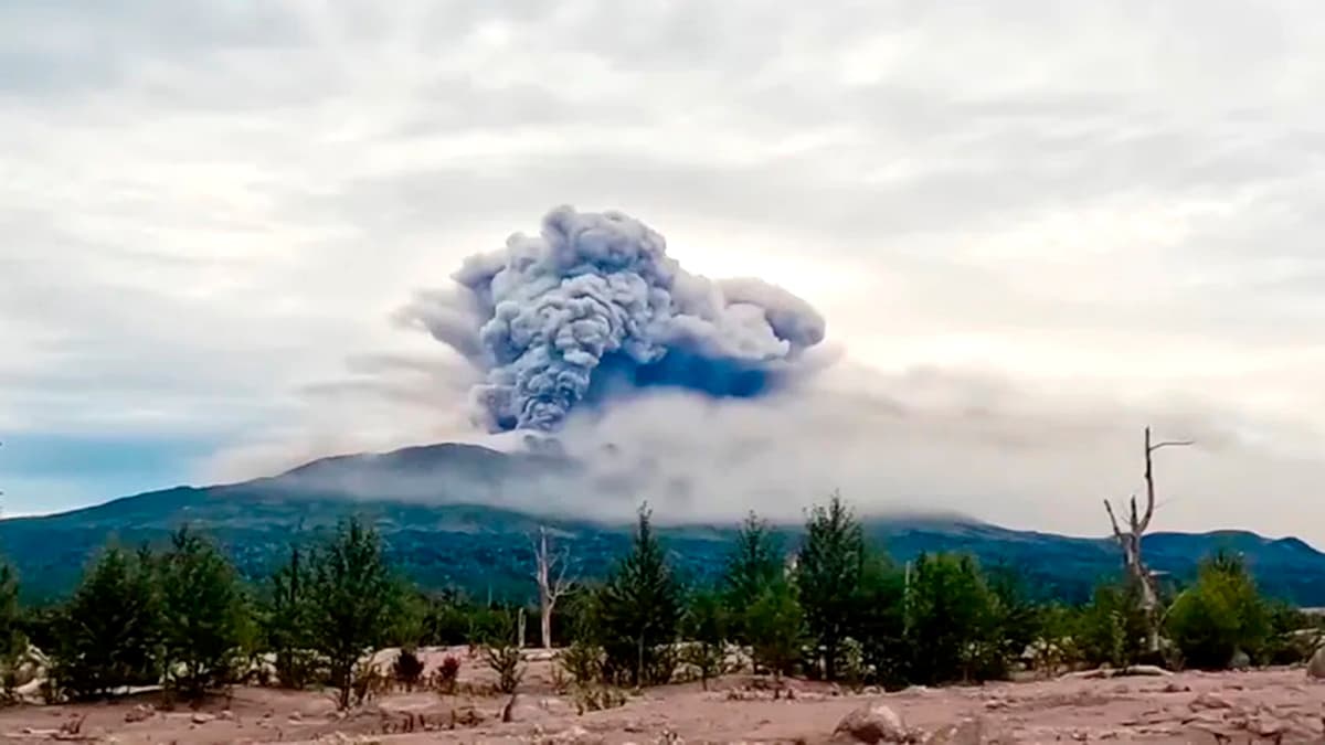 Videos: Tras terremoto, hace erupción volcán en Rusia; descartan tsunami
