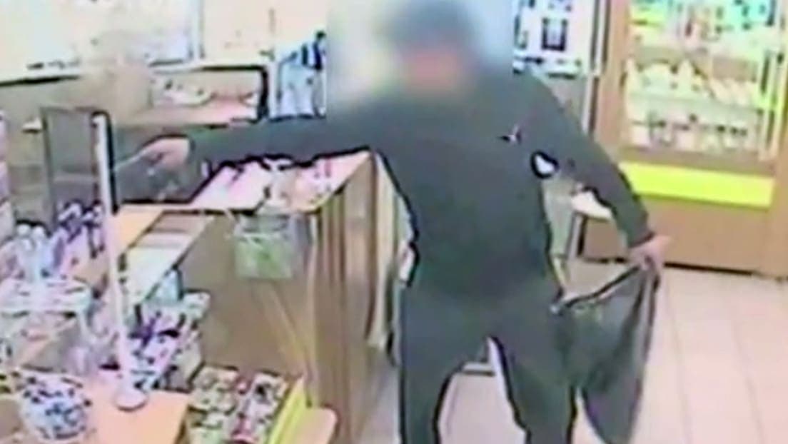 Video: Hombre entra a robar en una farmacia con pistola de juguete en Rusia