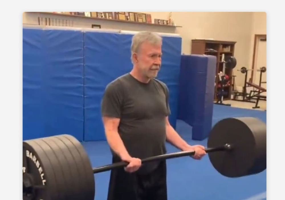 Video: Chuck Norris muestra su fuerza tras levantar 250 kilos a sus 84 años