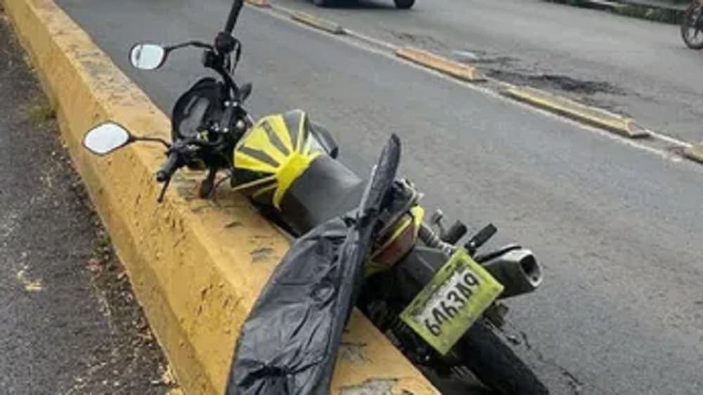 Pareja de motociclistas muere arrollada por un Mexibús en Ecatepec
