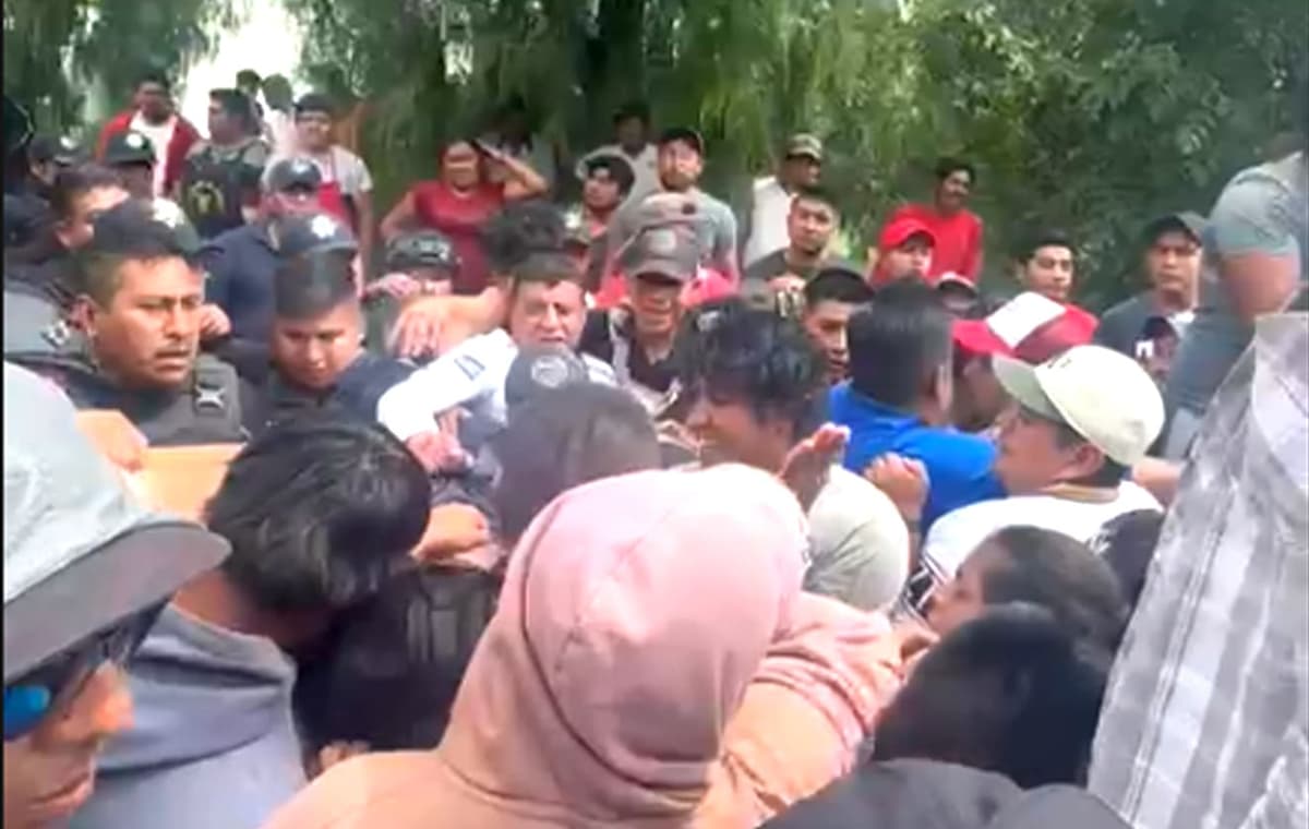 Video: Linchamiento en Puebla deja presunto extorsionador muerto y otro lesionado; vandalizan patrullas