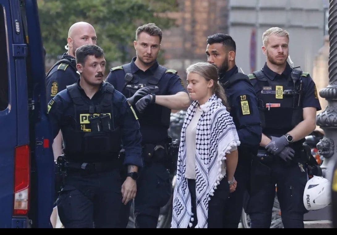 Video: Greta Thunberg es detenida durante protesta a favor de Palestina en Dinamarca