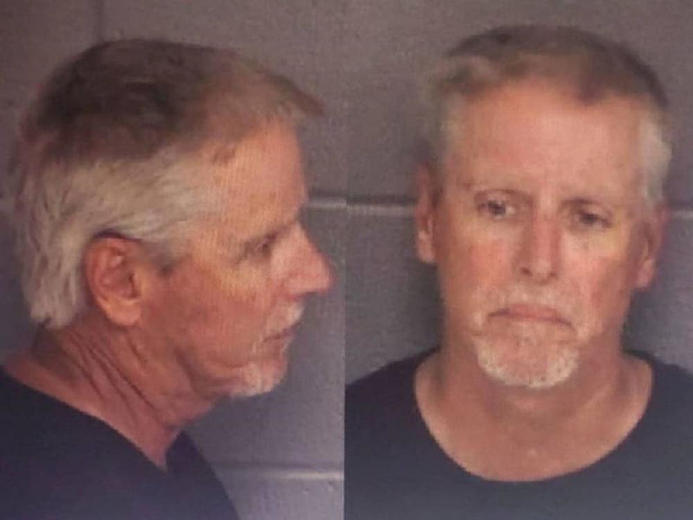 Arrestan al padre del adolescente que realizó tiroteo en escuela de Georgia