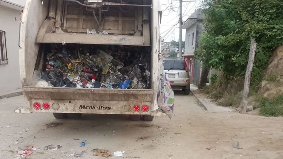 Detona explosivo en un camión de basura y deja a un trabajador gravemente herido en Oaxaca