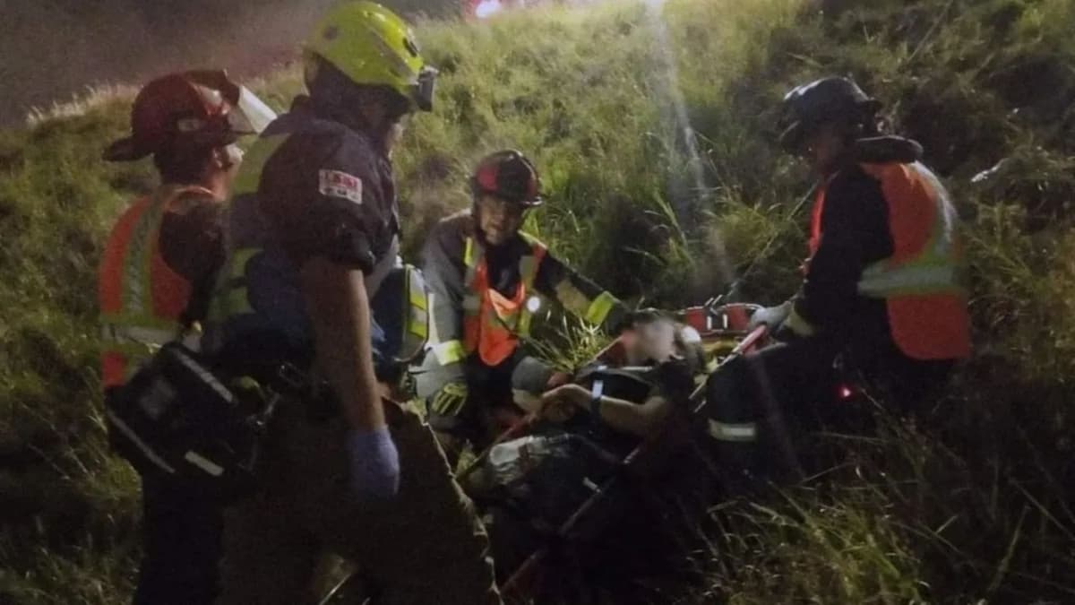 Accidente vial en Querétaro deja un muerto y tres heridos tras caer un auto al barranco