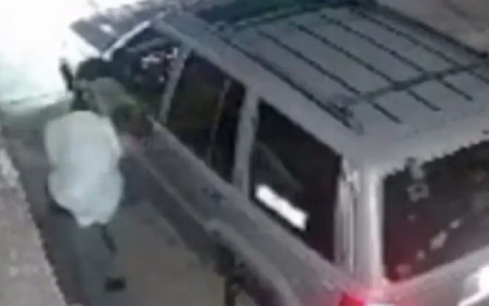 Video: Maneja borracho y todavía se detiene a hacer del dos en la calle en Edomex