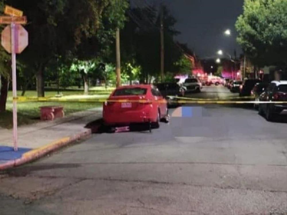Muere hombre tras impactar su scooter eléctrico contra un auto estacionado en Monterrey