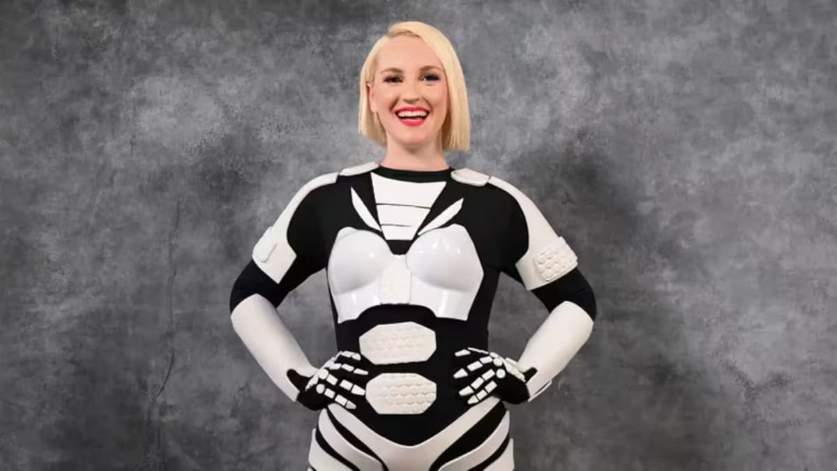 Video: Mujer dice autopercibirse como robot; asegura que se implantó un chip