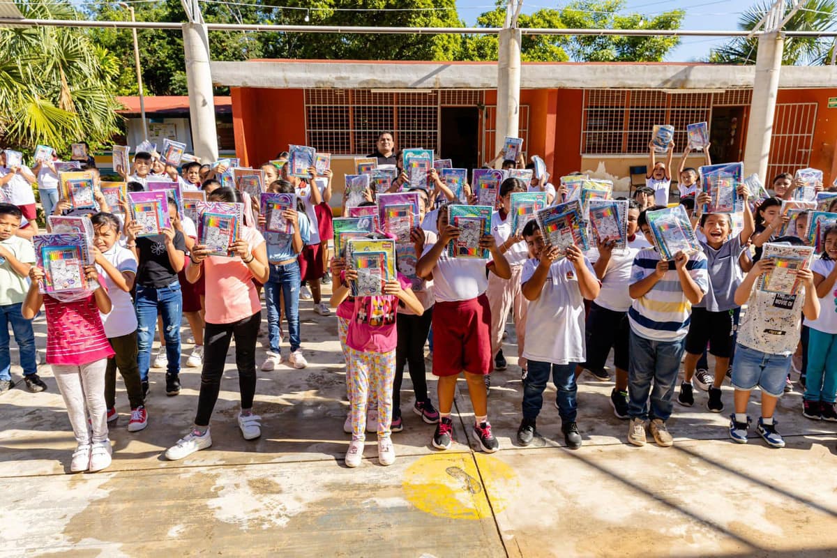 Gobierno de Diego Castañón entrega útiles escolares en la zona de transición