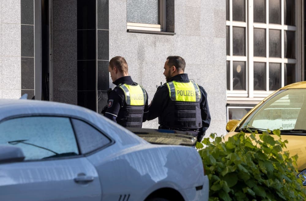 Video: Sujeto causa terror tras provocar incendios, embestir con su auto y amenazar con un machete en Alemania