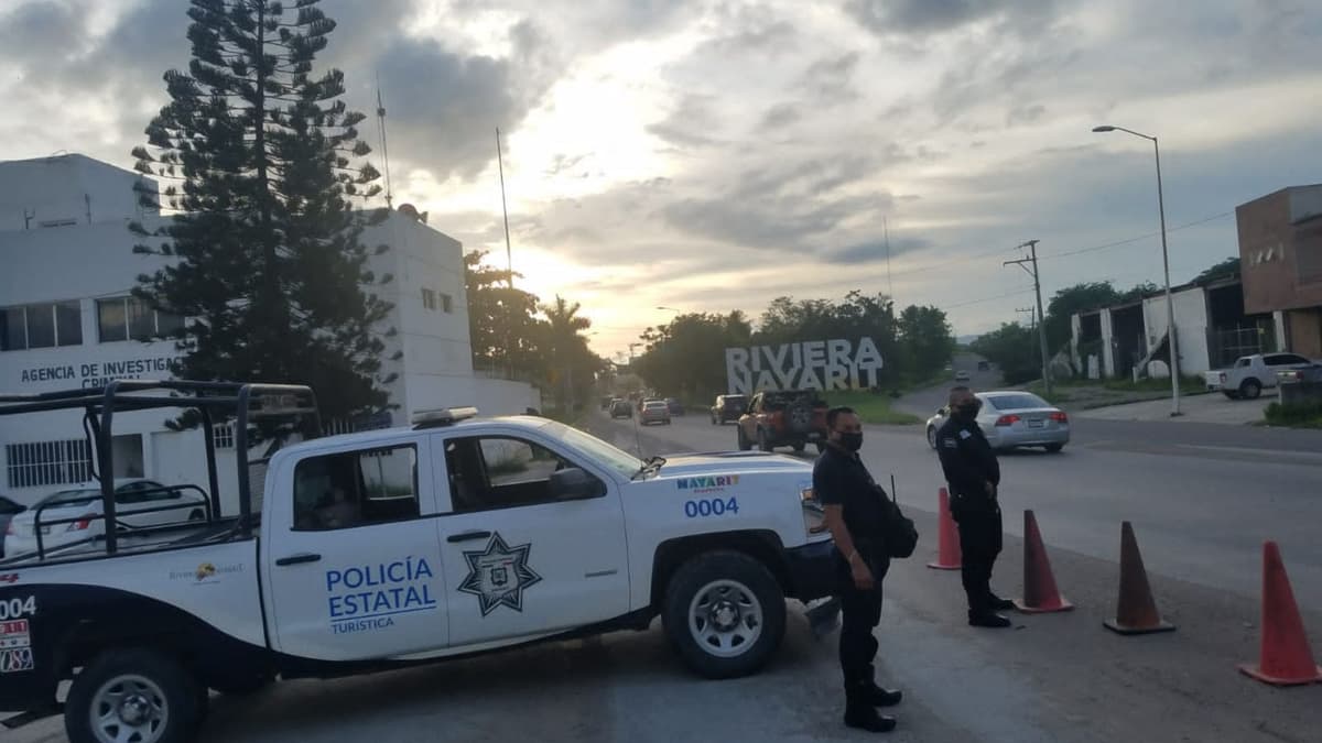 Mujer conduce esposada de Sinaloa hasta Nayarit; asegura que la secuestraron y torturaron