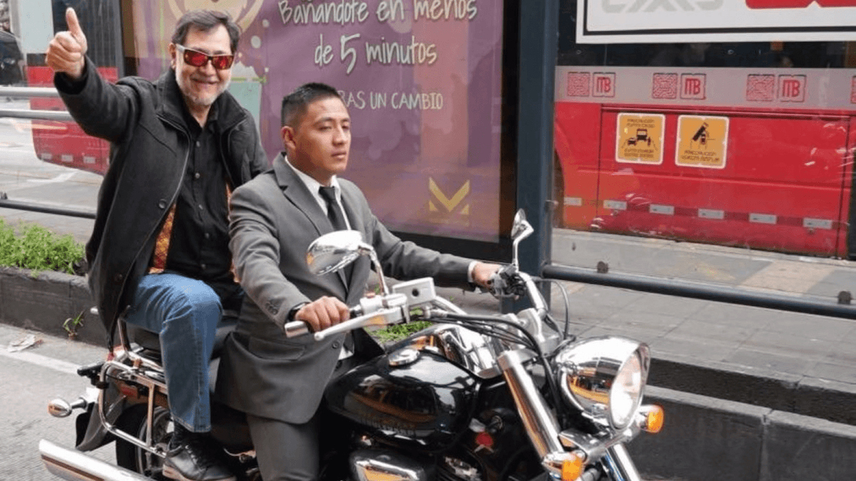 Critican a Fernández Noroña por viajar en moto sin casco e invadiendo el carril del Metrobús en la CDMX
