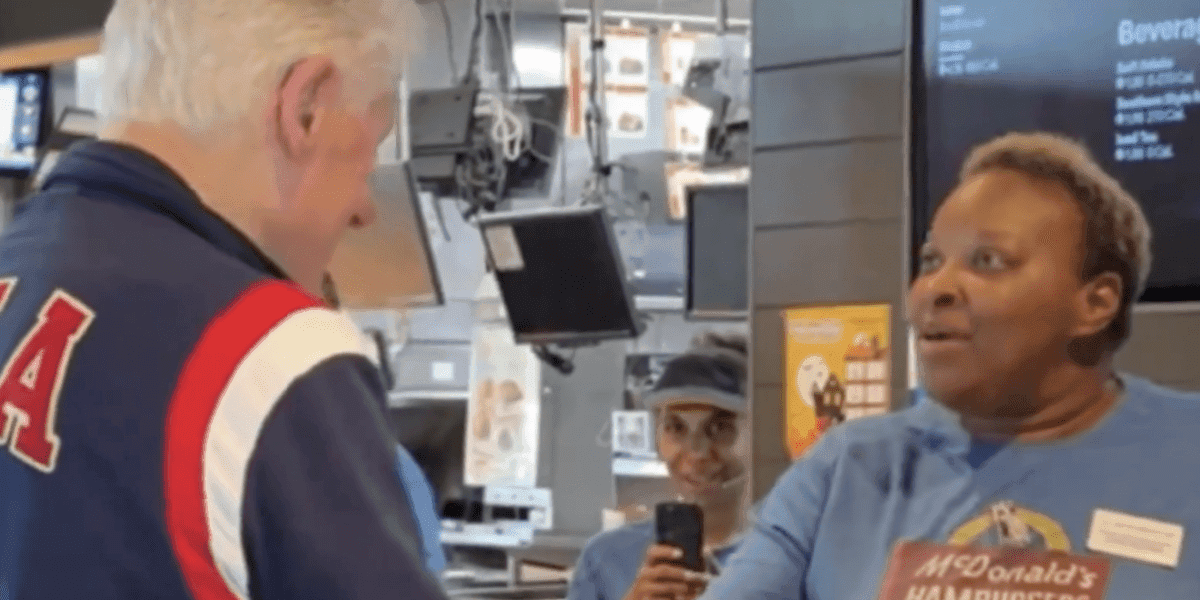 VIDEO: Empleada de McDonald's confunde a Bill Clinton con Joe Biden y se hace viral