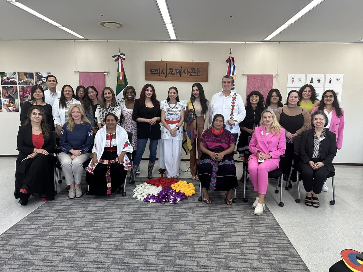 Maestras tejedoras promueven el patrimonio inmaterial textil mexicano en Corea del Sur
