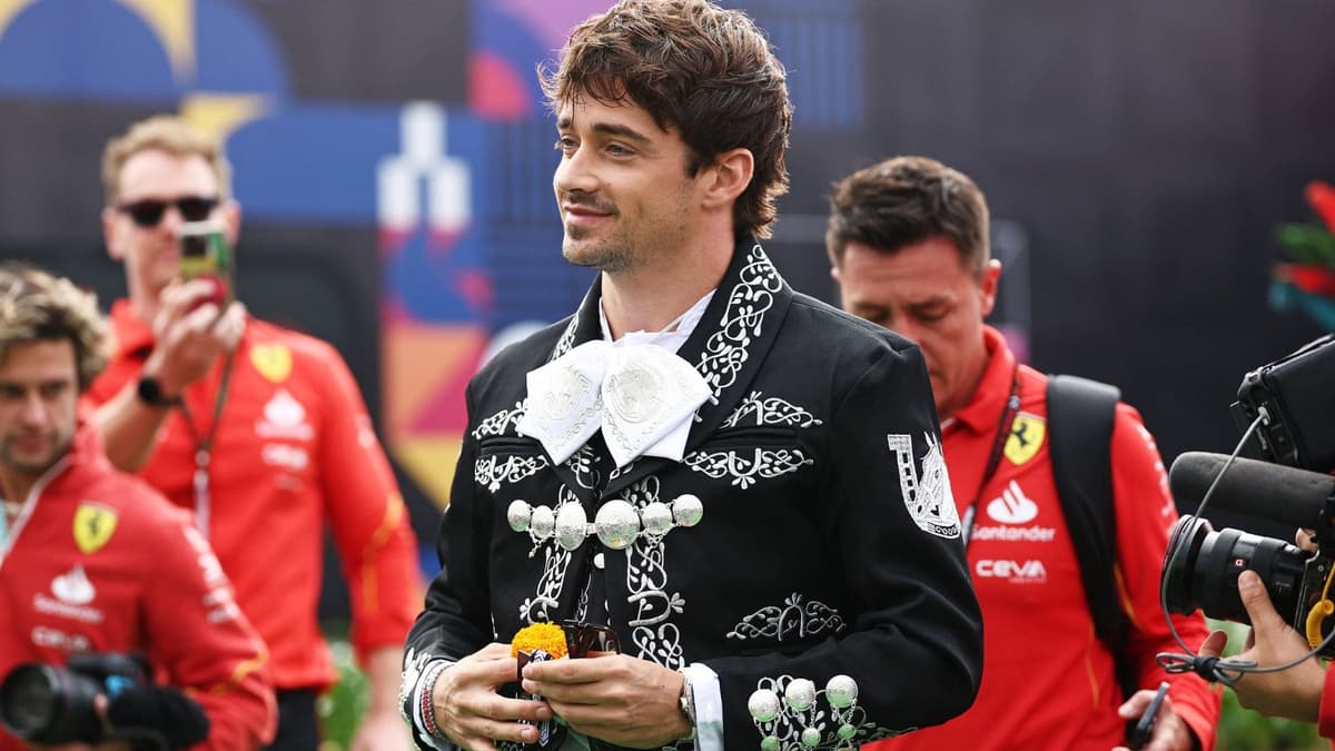Charles Leclerc, piloto de F1 llega vestido de charro al día de medios previo al GP de México