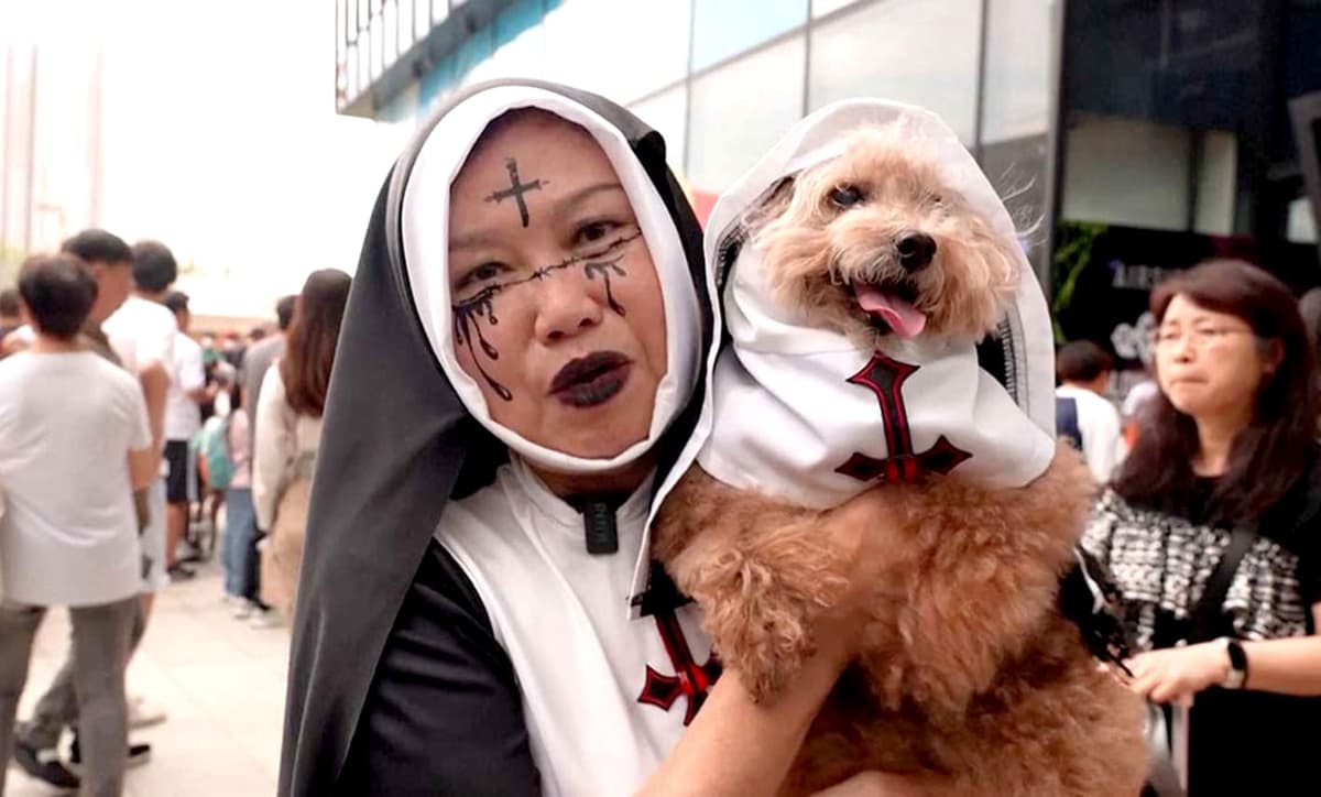 Inusual desfile animal-dueño en pasarela de mascotas por Halloween en Hong Kong