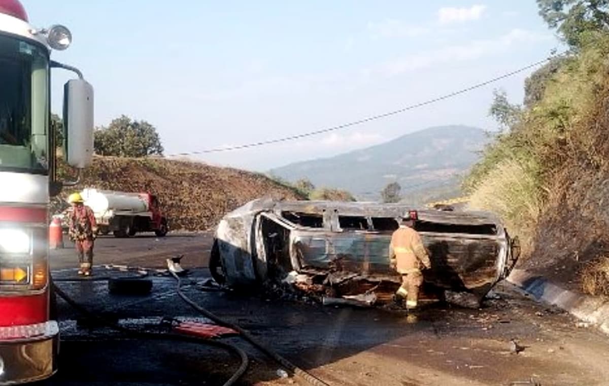 Video: Choque frontal deja siete muertos en la autopista Siglo XXI, en Michoacán