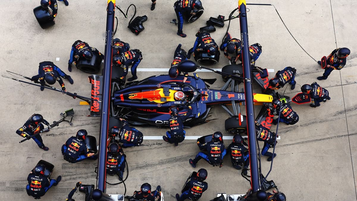 Diferencia en el rendimiento entre "Checo" Pérez y Max Verstappen pone a pelear a los mecánicos de Red Bull