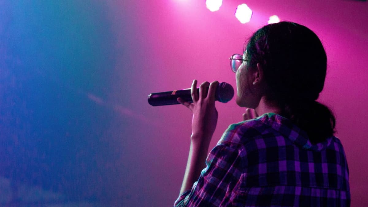 Video: Mujer es apuñalada por su marido mientras estaba en el karaoke, en Indonesia