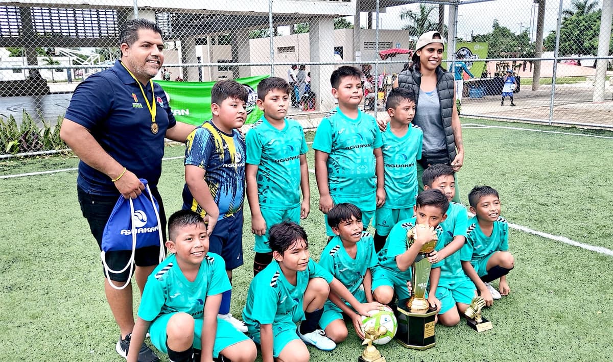 Promueve Aguakan deporte y convivencia familiar; acaba “Cascarita en tu colonia