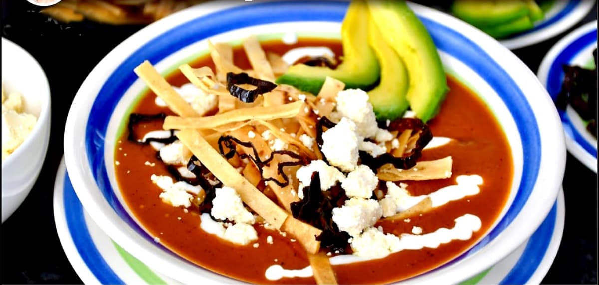 Se corona la sopa tarasca de México como mejor platillo del mundo hecho con frijoles