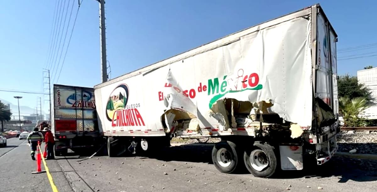 Impacta tren a tráiler, caja sale disparada y mata a dos hombres en Monterrey