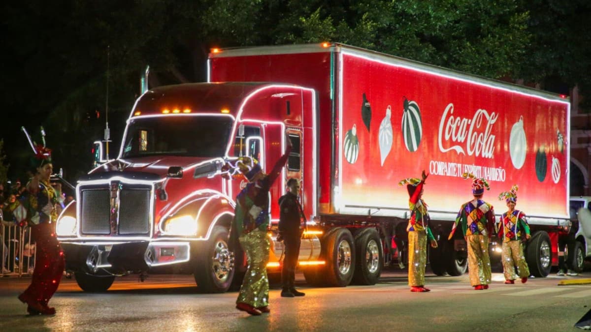Activistas exigen a Cofepris frenar la caravana navideña de Coca-Cola en México